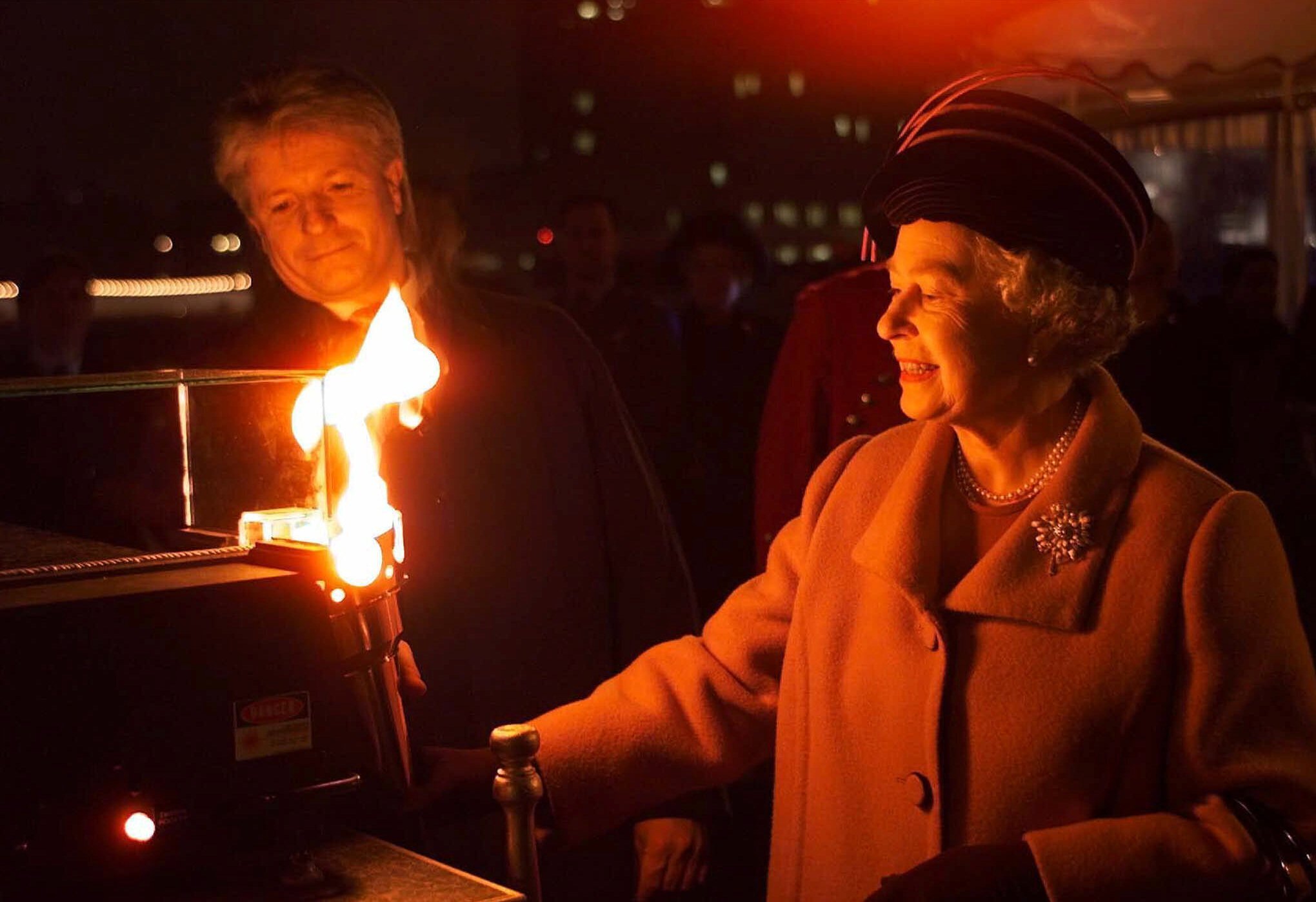 Britain's Queen Elizabeth II during a wreath laying ceremony at the central German memorial for the victims of war and tyranny 'Neue Wache' in Berlin, Nov. 2, 2004. (AP Photo/Markus Schreiber)